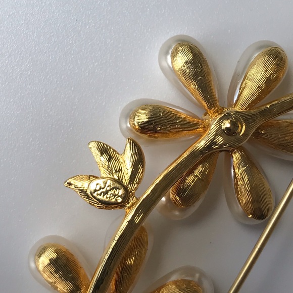 Joan Rivers Faux Pearl Flower Pin Brooch - Picture 6 of 7